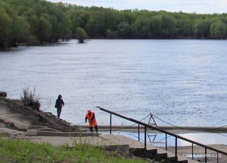 Сидящих у берега Оки возле пристани Рязань предупредили о запрете на купание