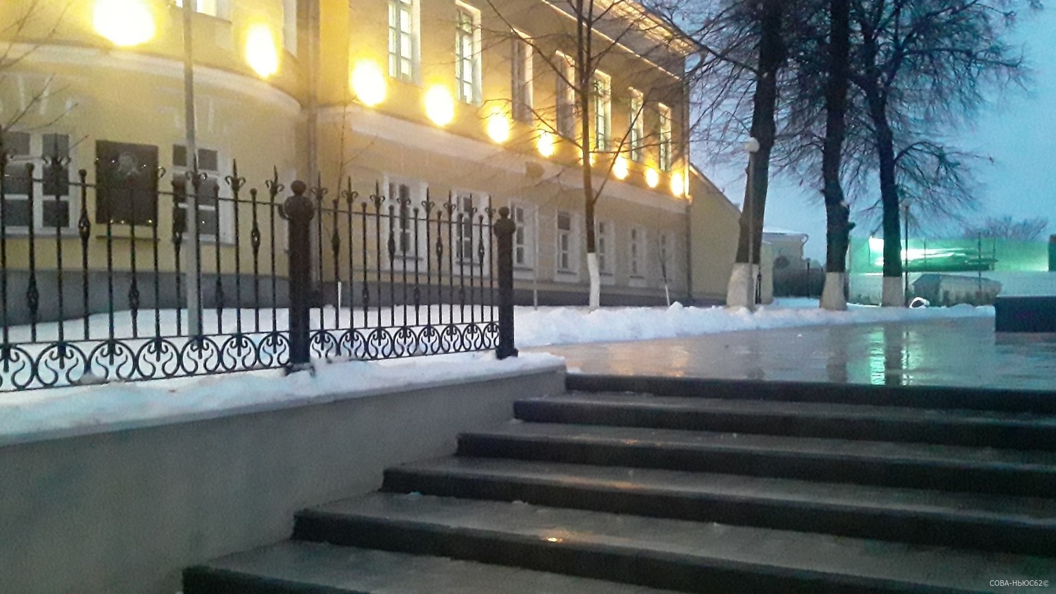В Рязани прошел дождь и превратил неубранный снег в лед