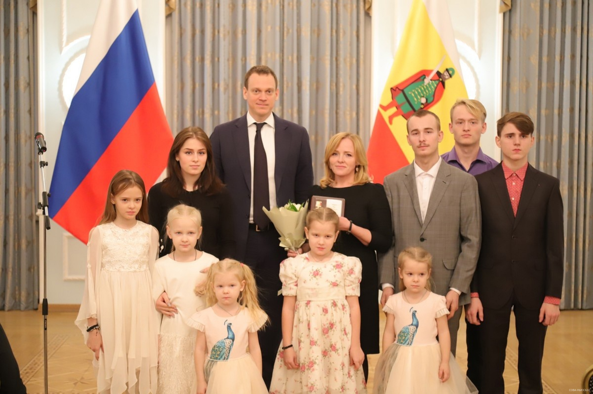 Павел Малков вручил награды многодетным семьям в честь Дня матери