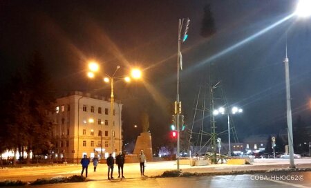 На главной площади Рязани вечером в среду начали устанавливать елку