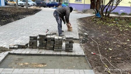 Подрядчик перекладывает тротуарную плитку в сквере Пушкина в Рязани