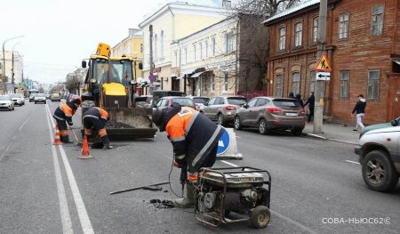 На улице Семинарской в Рязани дорожные рабочие поднимают колодцы