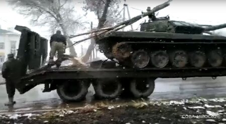 В рязанском райцентре Ухолово танк снес дерево на площади