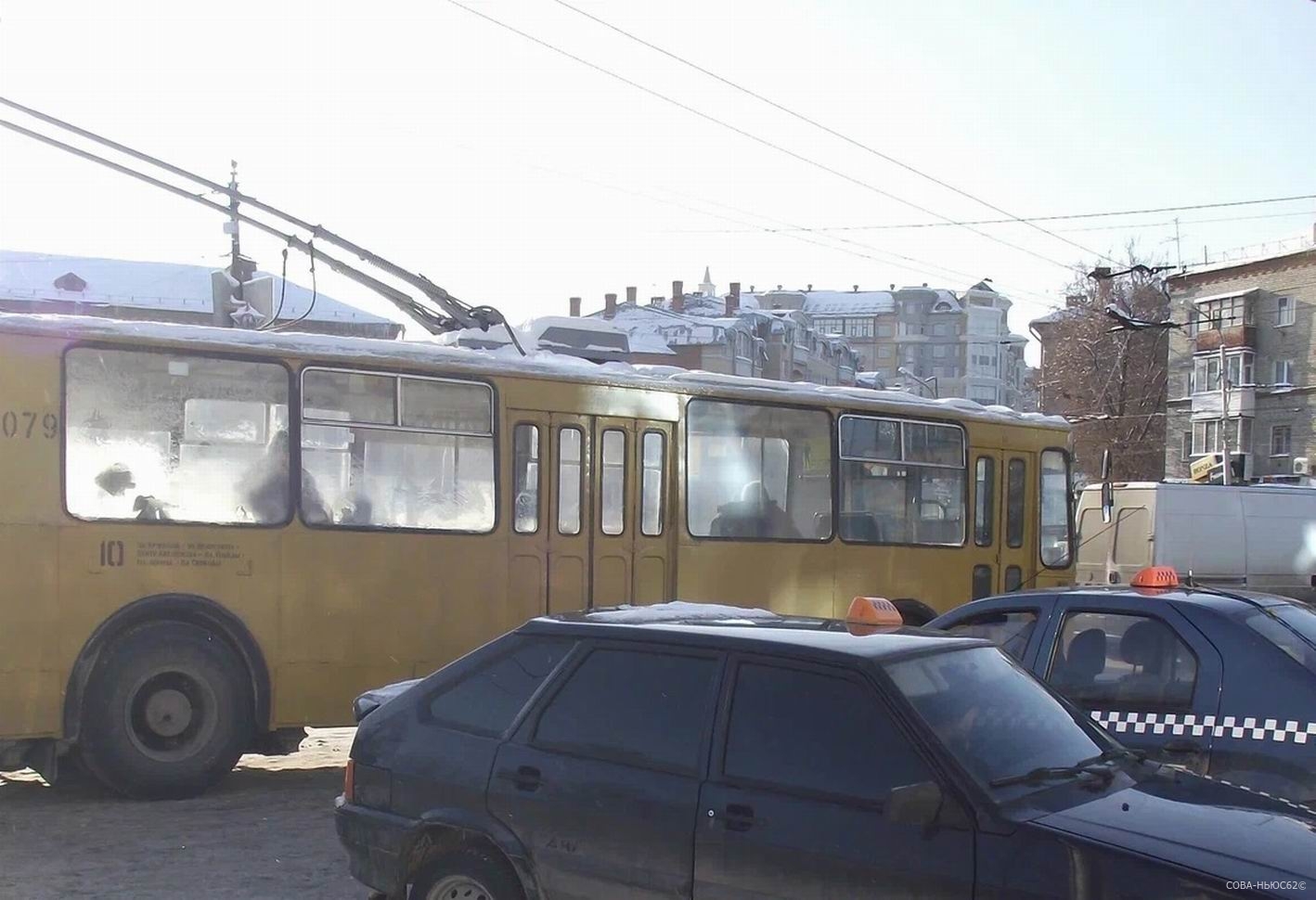 На площади Свободы в Рязани автобус наехал на остановку транспорта