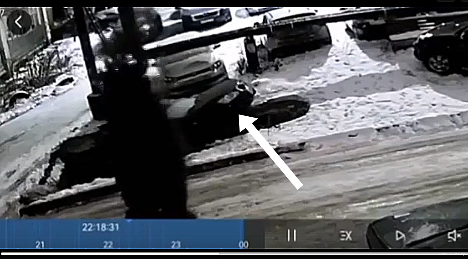 На неофициальной парковке в Рязани машина провалилась под землю
