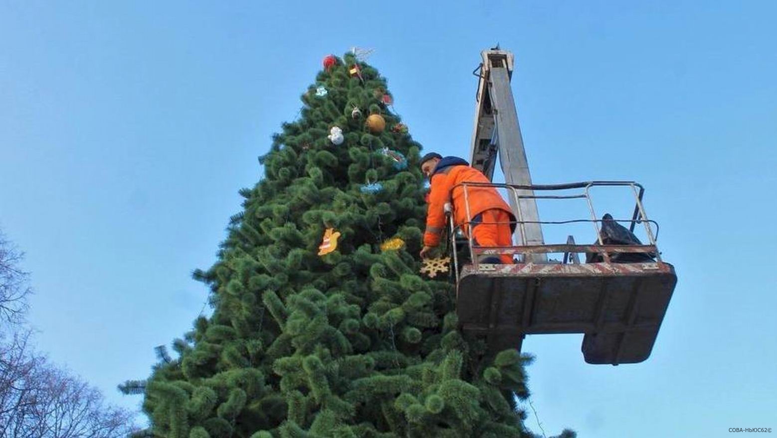 В Рязани начали украшать новогодние елки: что показать детям