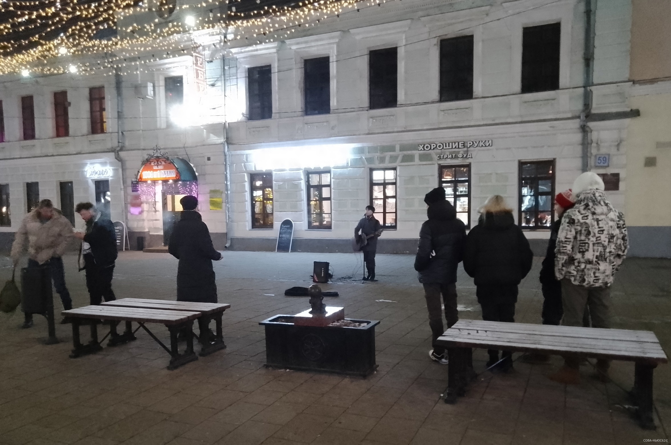 На улице Почтовой в центре Рязани в мороз выступают музыканты