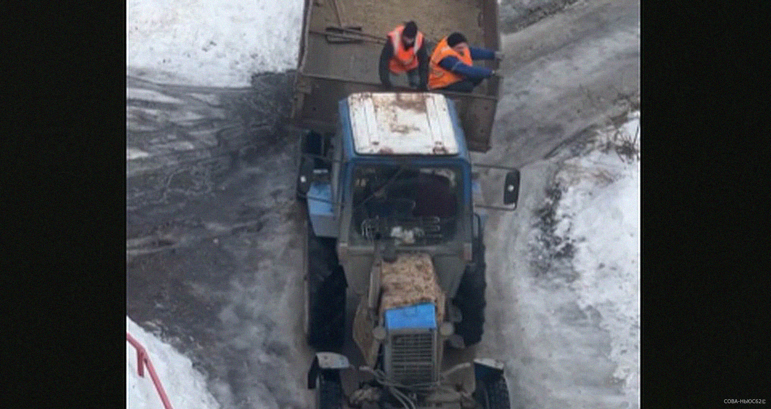 Трактор коммунальщиков с песком застрял на одном из рязанских проездов