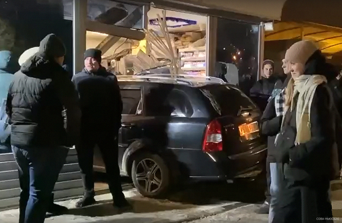 Автомобиль с пьяным рязанцем за рулем въехал в киоск в Недостоеве
