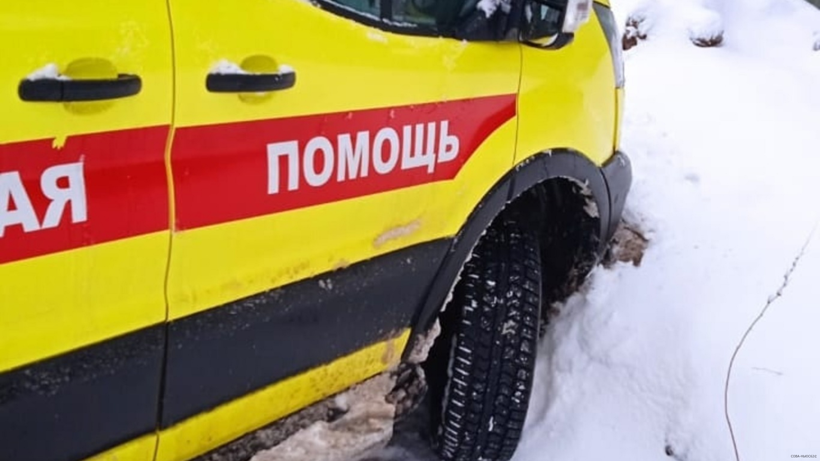 Во дворах Рязани в снегу массово застряли машины скорой помощи