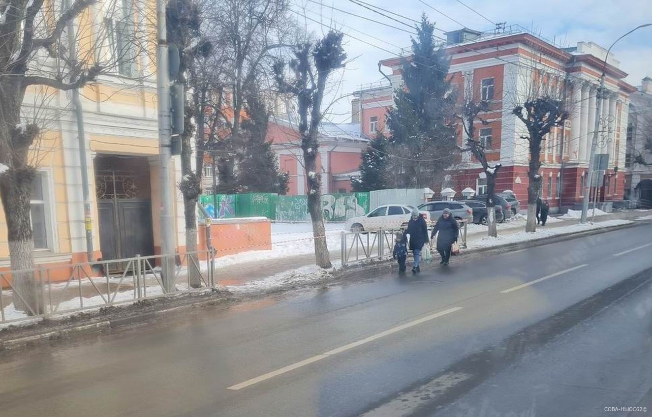 Рядом с ТЦ «Атрон» в Рязани люди вынуждены идти по проезжей части