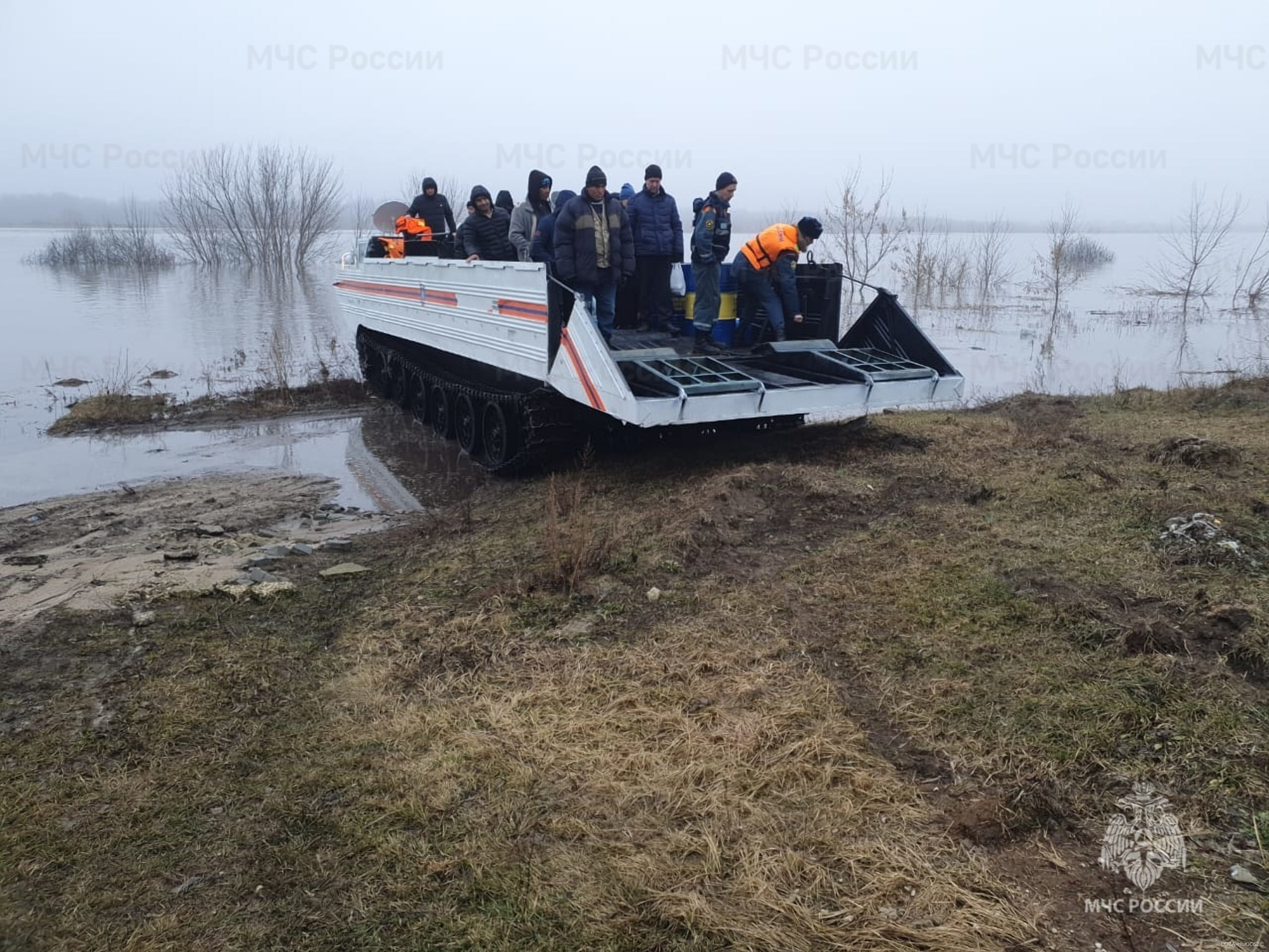 Из Тульского спасательного центра МЧС в Рязанский район прибыл плавающий транспортер