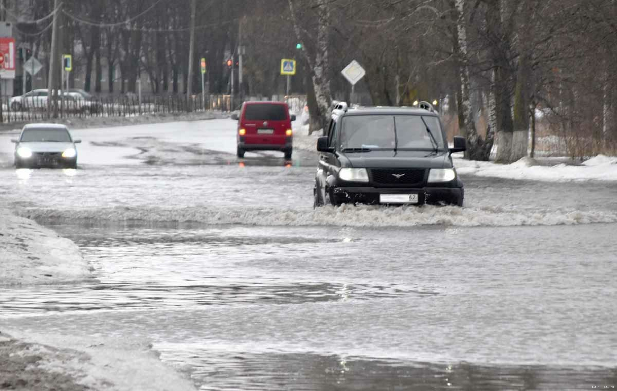 Паводок: Новомичуринск борется с высокой водой на улицах