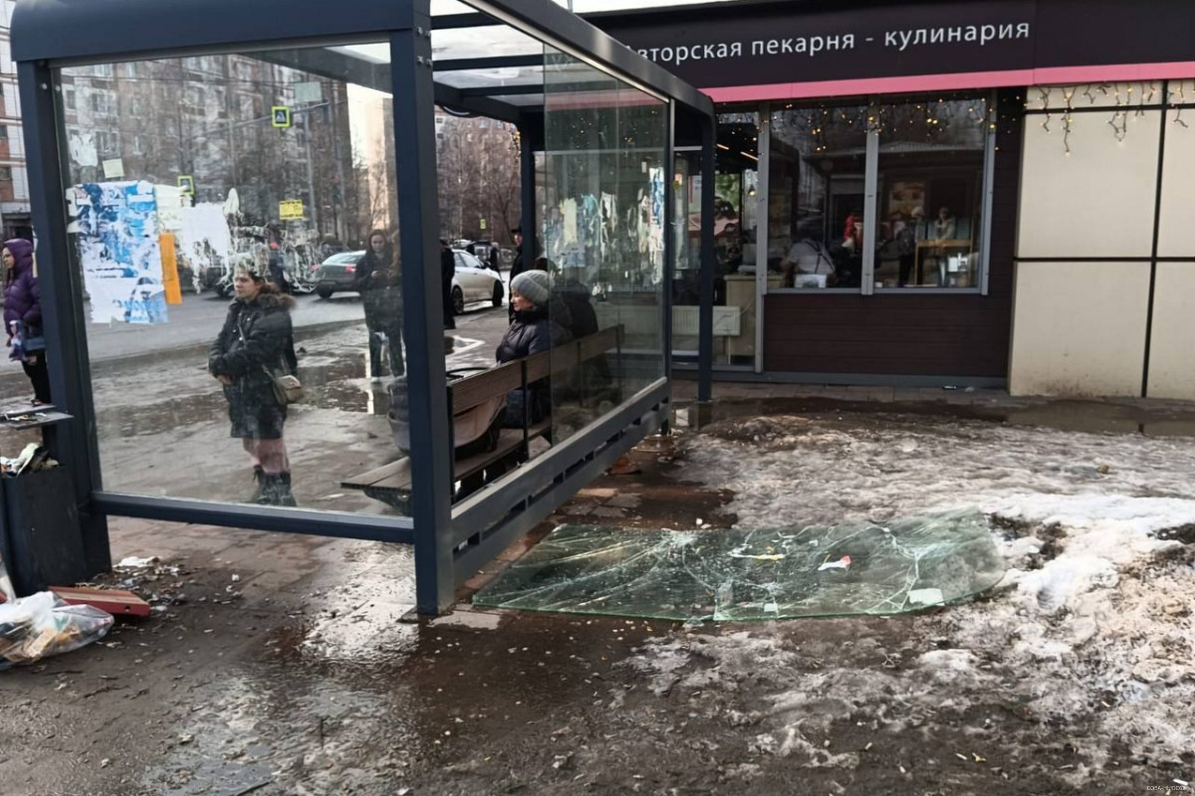 Вандалы разломали остановочный павильон на Новоселов в Рязани