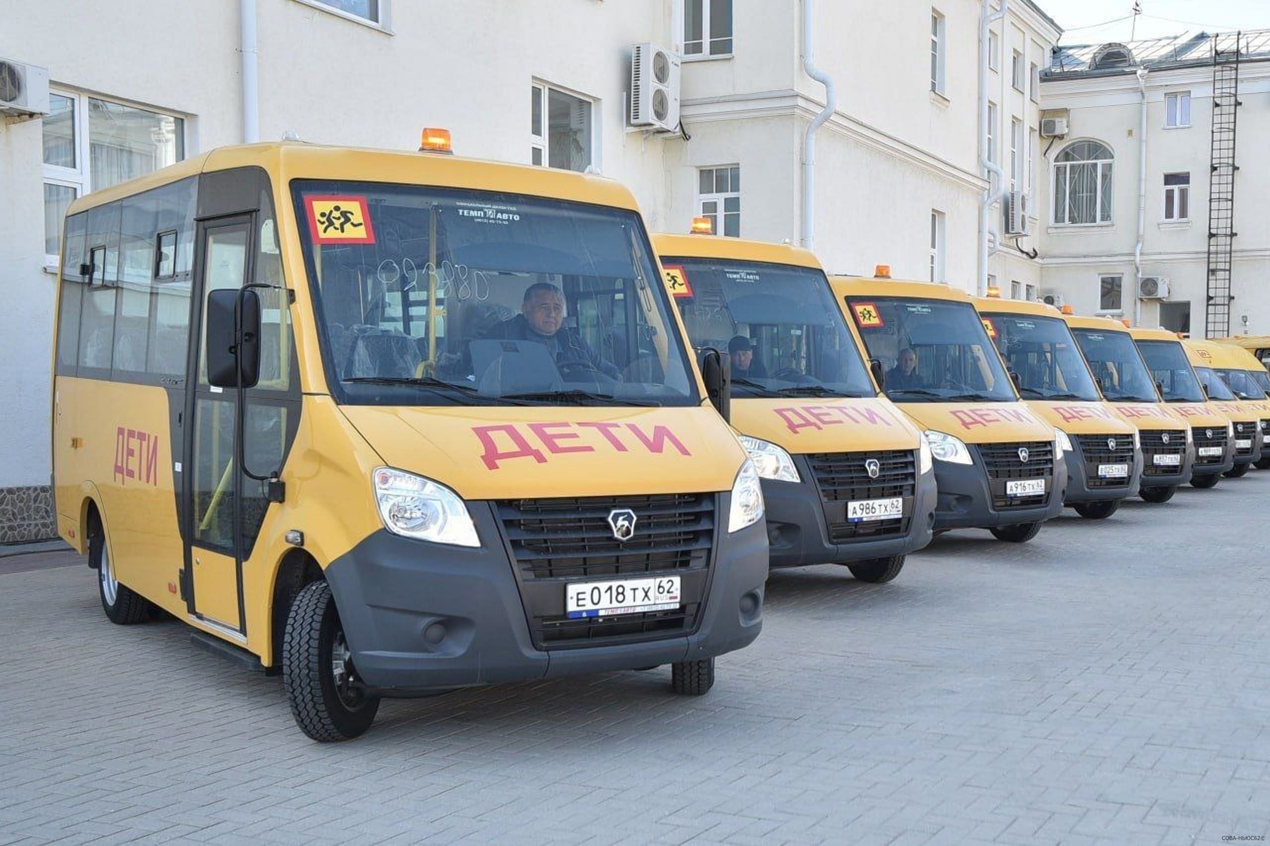 Губернатор Павел Малков передал районам 44 новых школьных автобуса