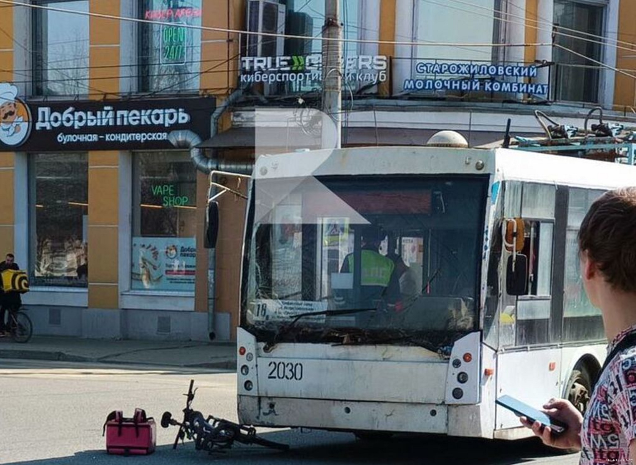 В центре Рязани троллейбус сбил курьера на велосипеде