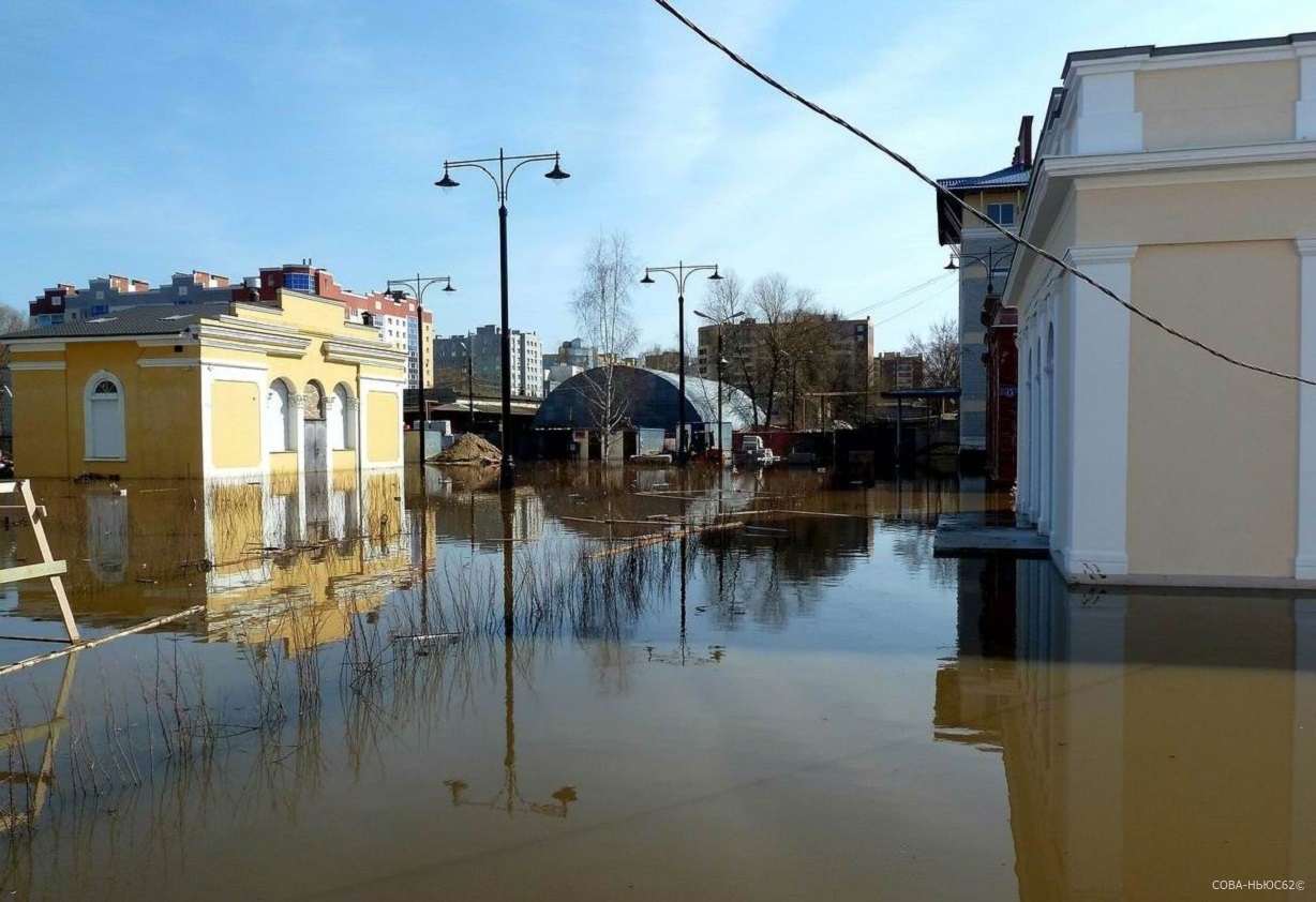 Вода Оки уходит из подтопленного Торгового городка в Рязани