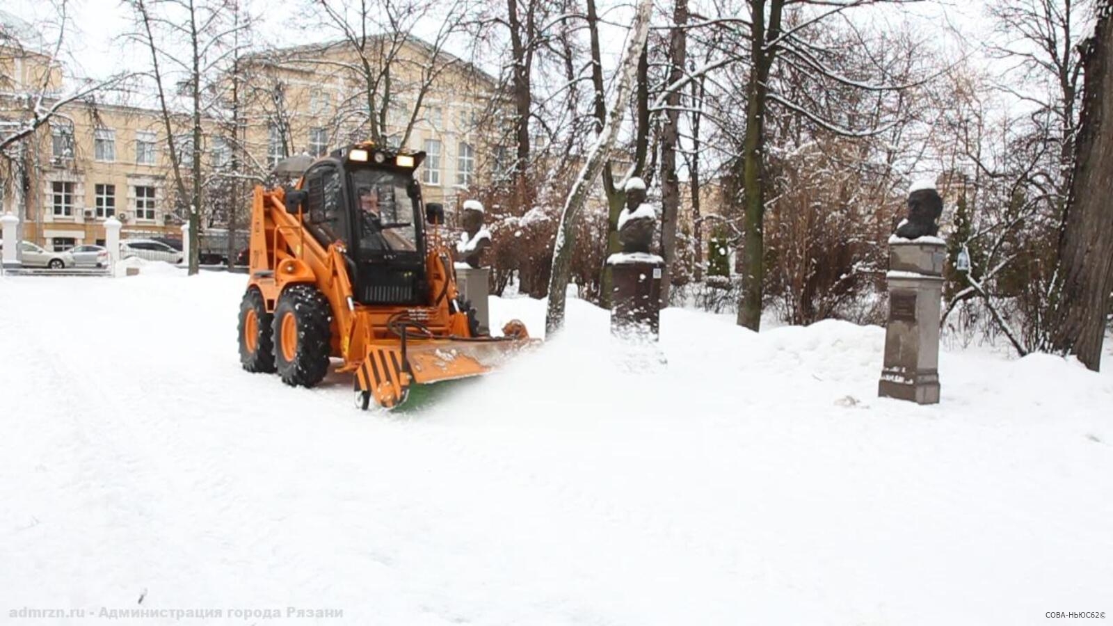 В Рязани на расчистку тротуаров вывели новую снегоуборочную технику