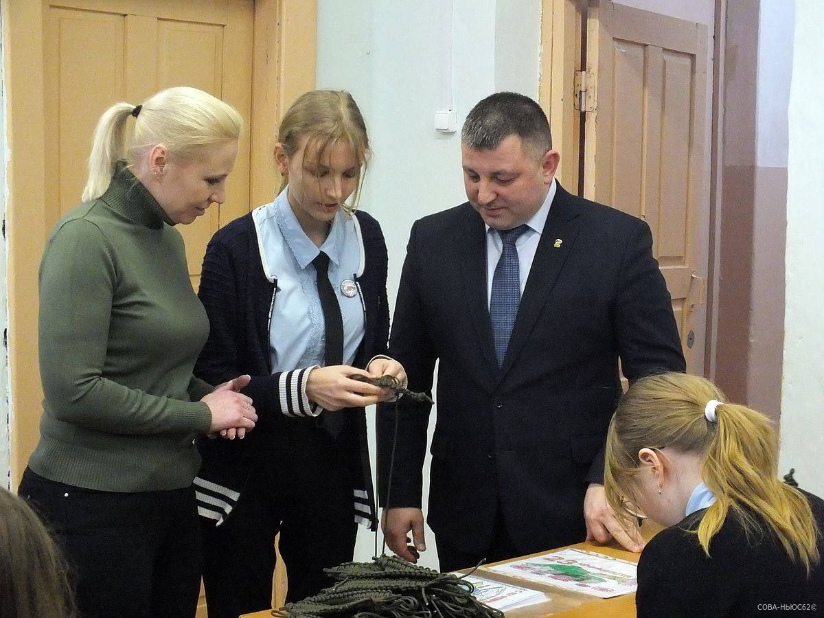 В школе в Сараевском районе зампреду показали плетение паракордовых браслетов для СВО