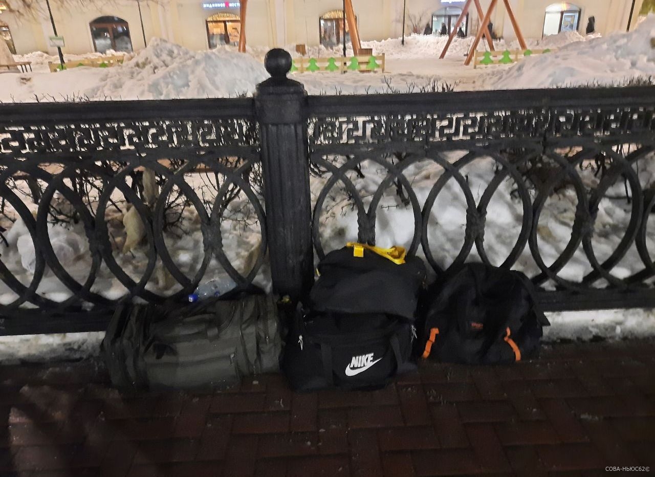 В Рязани на площади Ленина искали хозяев брошенных сумок и рюкзака
