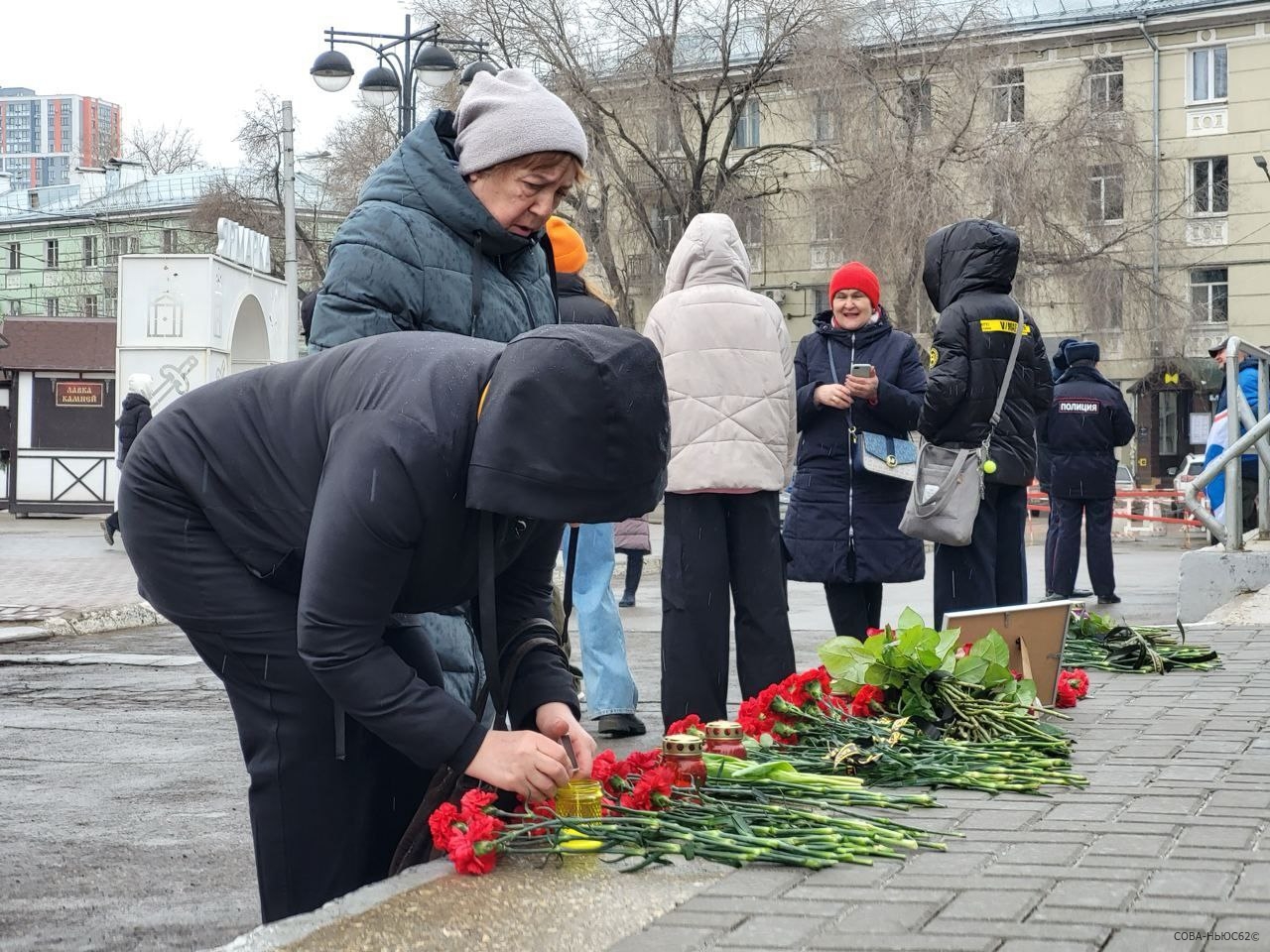 Рязанцы возлагают цветы у стихийного мемориала в память о жертвах подмосковного теракта