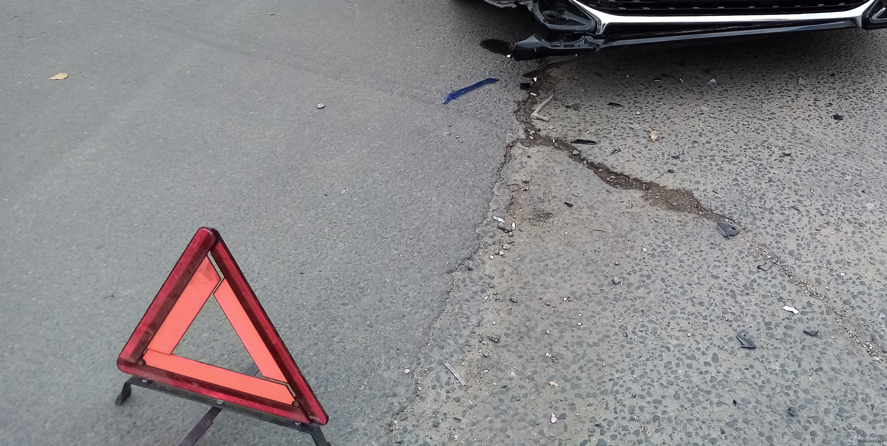 Автовоз с машинами застрял под мостом в Рязани