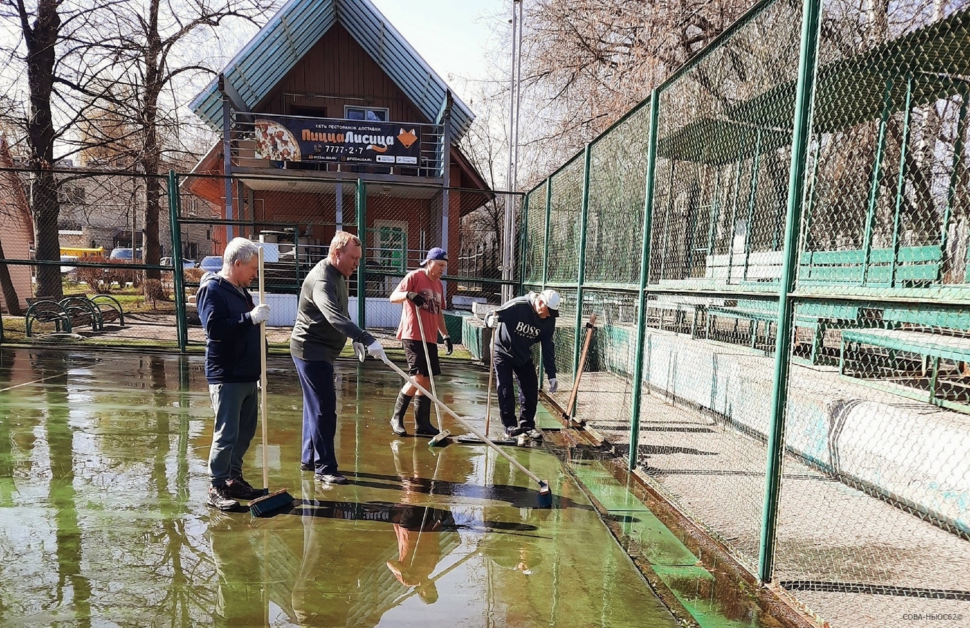 В Рязани начали готовить к сезону теннисные корты